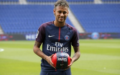 冠竞体育独家-于帕梅卡诺面对姆巴佩能顶住吗