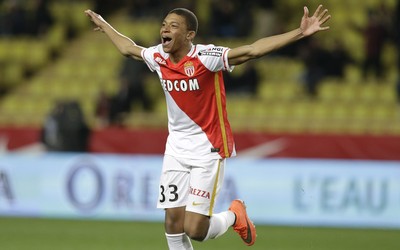 冠竞体育动态-利物浦女足雨战裁判成主角