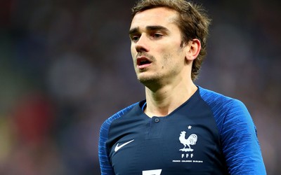 冠竞体育播报-梅西亲吻奖杯那一刻永恒